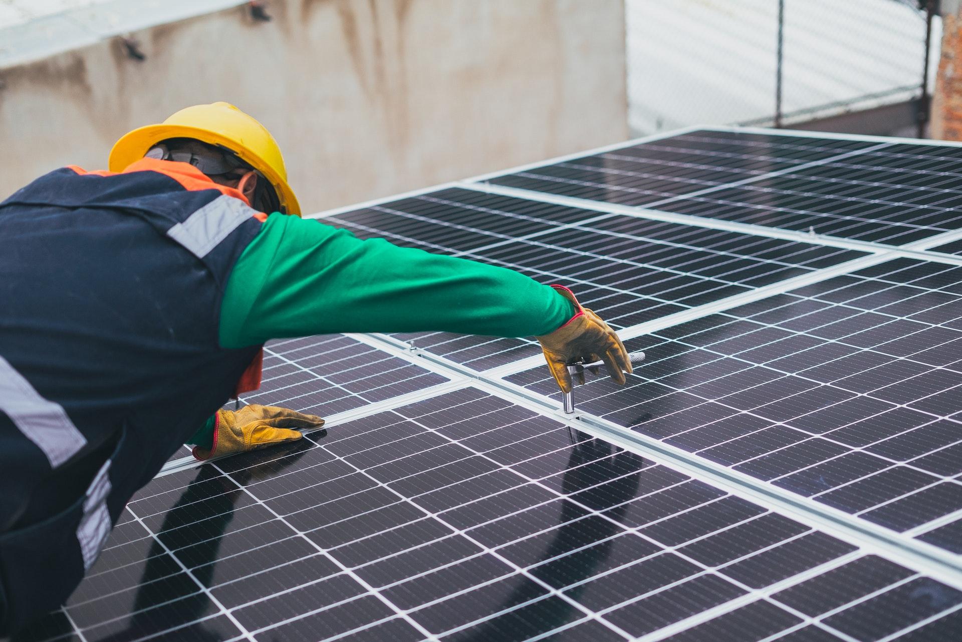 You are currently viewing Solar Panels For Commercial Properties: 3 Benefits You Need To Know